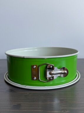 Vintage metal Nordic Ware 9” springform pan
